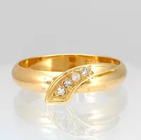 Ring, 18K guld, Diamanter 4 x 0,02ct, Schalins Ringar AB (BÖS), svensk kontrollstämpel, Ø18½ mm, bredd 4-6 mm, fint skick Vikt: 4,3 g