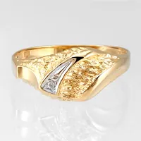 Ring, 18K guld, strukturmönstrad modell, Diamant 0,005ct, infattad i vitguld, Guld Carlsén Ab (CCC), Ø17½ mm, bredd 1,5 - 8,5 mm, fint skick Vikt: 2,6 g