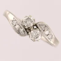Ring med diamanter 2 briljantslipade x ca 0,10ct samt 6 åttkantslipade x 0,01ct, stl 16¼, bredd 1,2-7mm, mindre skev, slitna klor, gravyr, ej stämplad, vitguld 18K. Vikt: 2,1 g