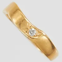 Ring, briljantslipad diamant ca 0,03ct, Ø16½, bredd:3-4mm, gravyr, 18K. Vikt: 3,8 g