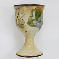 Keramikpokal på fot med glaserad blomsterdekor, märkt Pottery, höjd: ca 12,5cm, Ø8mm,  Vikt: 0 g Skickas med paket.