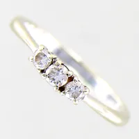 Ring med diamanter ca 1x0,10ct, 2x0,07ct, stl 18½, bredd 2,1-3,4mm, 18K Vikt: 2,7 g