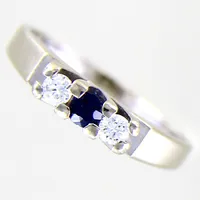 Ring med diamanter ca 2x0,08ct samt fasettslipad blå sten, stl 17¼, bredd 1,9-3,6mm, nagg på sten, år 1974, något repig, vitguld, 18K Vikt: 3,7 g