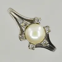 Ring med diamanter 6x0,01ct och odlad pärla Ø6 mm, stl 17½, vitguld, 14K. Vikt: 3 g