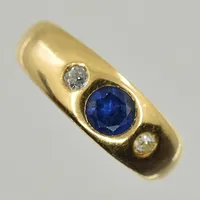 Ring med safir samt gammalslipade diamanter 2xca 0,07ct,  tillverkad av Fritz Walentin Nilsson, Stockholm 1955, stl 17¼, 18K. Vikt: 6,6 g