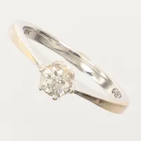undanlagd 24-02-06 Ring med diamant, 0,25ct, W/ Piqué enligt gravyr, vitguld, stl 15¼, bredd ca 5mm, Guldfynd, 18K Vikt: 2,5 g