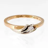 Ring, 18K guld, tvåfärgad modell, Diamant 0,05ct, W, P1 - stämplat på insidan av skenan, svensk kontrollstämpel, Ø16½ mm, bredd 1,5 - 5 mm, fint skick, borttag av gravyr ingår Vikt: 2,3 g