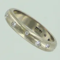 Ring med diamanter ca 0,18ctv, stl 17½, bredd ca 4mm, vitguld. 18K  Vikt: 5,5 g