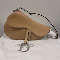 Handväska Christian Dior Saddle bag beige (limiterad färg) kalvskinn 26x20x6,5cm, en invändig samt utvändig ficka, märkt Christian Dior Paris, Made in Italy, nr:01RU0014, mindre skada på en söm, färgskiftning vid ytterfack, dustbag    Vikt: 0 g