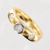 Ring, diamanter 0,36ctv enligt gravyr, stl 15¾, bredd 3,5mm, 18K. Vikt: 5,9 g