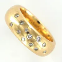 Ring, stl 17, bredd 6mm, 12 diamanter, totalt ca 0.15ct, Guldbolaget, Bergkvara, mindre repor, 18K Vikt: 14,2 g