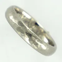 Ring slät, stl 15½, bredd 3mm, gravyr, 500/1000 palladium Vikt: 2,8 g