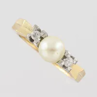 Ring med pärla Ø6,3mm och diamanter ca 2x0,05ct, stl 17½mm, bredd 2,2-3,8mm, 18k Vikt: 4,6 g