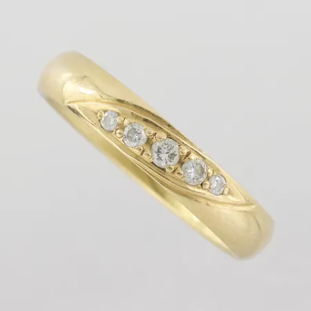 Ring med diamanter enligt inskription 0,09ct ca 2x0,01ct, 2x0,02ct, 1x0,03ct, stl 16mm, bredd 3,4mm, 18k Vikt: 2,9 g