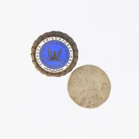 Ett myntliknande föremål och en pin Svenska Frisörsföreningen med förgylld baksida och emalj, silver  Vikt: 9,8 g