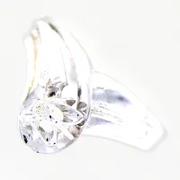 Ring med diamant ca 1x0,05ct, stl17¾, bredd 2,7-11,6mm, vitguld, 14K Vikt: 2,5 g