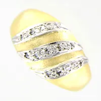 Ring med diamanter ca 13x0,01ct 8/8 slipning, Finland, stl 18¼, bredd 2,5-11,5mm, delvis matterad, tvåfärgad, 18K Vikt: 6,7 g