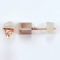 Ett par örhängen, diamanter ca 0,05ctv, 4,5mm, bredd 5mm, gummilås, silver samt guld 18K Vikt: 1,3 g