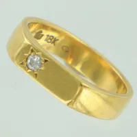 Ring med diamant ca 0,04ct, stl 16, bredd ca 4mm. 18K  Vikt: 4,7 g
