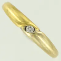 Ring med diamant ca 0,03ct, stl 17¼, bredd ca 1,5-3,5mm, tvåfärgad. 18K  Vikt: 2,2 g
