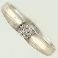 Ring med diamanter 7x ca 0,005-0,01ct, stl 17½, bredd ca 1,5-3,5mm, vitguld, GHA. 18K  Vikt: 3 g