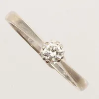 Ring med diamante 0,20ct enligt gravyr, vitguld, stl 18, bredd ca 4mm, bör rodieras om, 18K Vikt: 2,8 g