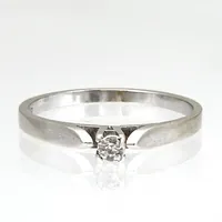 Ring, 18K vitguld, Diamant 0,01ct - stämplat på insidan av skenan, svensk kontrollstämpel, Ø16,0 mm, bredd 1,3 - 2,7 mm, fint skick Vikt: 1,6 g