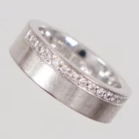 Ring stl 15½, bredd 6mm, diamanter 15xca 0,01ct, Schalin, gravyr, vitguld, 18K Vikt: 11,6 g