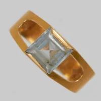 Ring, ljusblå syntetisk spinell, Ø16, bredd: 3,5-7mm, Alton, 18K Vikt: 2,1 g