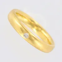 Ring med diamant, stl 16¼, bredd 3mm, 1xca 0,03ct, 18K  Vikt: 5,3 g