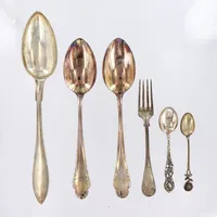 Udda silverbestick, 3 matskedar 19-23cm, 2 moccaskedar 9,5-10cm, 1 gaffel 14cm, samtliga med Monogram, Silver  Vikt: 184,7 g
