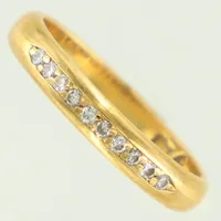 Ring med diamanter 10x ca0,01ct, stl 16¼, bredd ca 3mm. 18K Vikt: 2,6 g