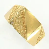 Ring med diamant, 0,01ct, stl 19½, bredd klack 10mm, gravyr, 18K Vikt: 8,8 g