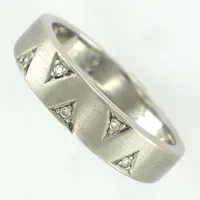 Ring med diamanter, totalt 0,05ct, stl 19, bredd 4-5mm, vitguld, 18K Vikt: 5 g