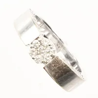 Ring vitguld med diamanter 7 x ca 0,03-0,04ct +  28 x ca 0,01ct totalt 0,51 enligt gravyr, stl 17, bredd ca 5-6mm, repig, bör rodieras om, Guldfynd, 18K Vikt: 7,7 g