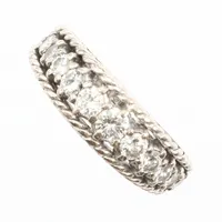 Ring vitguld med diamanter, 2 x ca 0,04 + 4 x ca 0,05ct + 4 x ca 0,10ct + 1 x ca 0,16ct, stl 16½, bredd 3-7mm, engelska stämplar, 18K Vikt: 6,7 g
