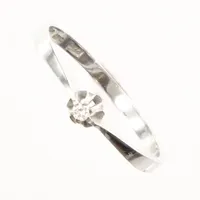 Ring vitguld med diamant 0,02ct enligt gravyr, stl 16, bredd ca 2-4mm, 18K Vikt: 1 g