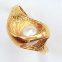 Ring , odlad pärla Ø6mm, stl 17,  bredd 2,5 - 12mm, 18K Vikt: 4,4 g