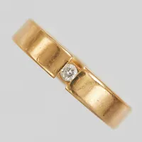 Ring med briljantslipad diamant 1 x ca 0,05ct, Ø16¼,  gravyr, 18K Vikt: 5,1 g
