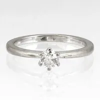 Ring, 18K vitguld, Diamant 0,25ct W P, Guldfynd (GHA), Ø15¾ - 16,0 mm, bredd 1,7 - 5 mm, fint skick Vikt: 2,7 g