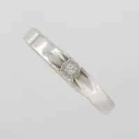 Ring med diamant ca 0,01ct, stl 18½mm, bredd 1,9mm, stämplad GFAB 18k vitguld Vikt: 1,8 g