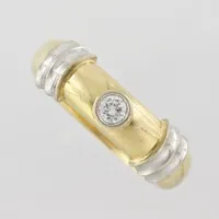 Ring med diamant 0,12ct, stl 16½mm, bredd 5,1mm, Gn Diamanter C/O Yehuda Golan Trångsund 1996, 18k röd med vitguldsdekor Vikt: 8,2 g