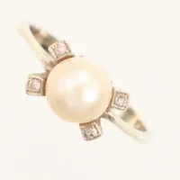 Ring vitguld med pärla samt diamanter, 4 x ca 0,005ct, stl 17½, bredd 2-7mm, 18K Vikt: 3,3 g