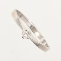 Ring vitguld med diamant ca 0,06ct enligt gravyr,  stl 17¼, bredd ca 2-3mm, repig, bör rodieras om, 18K Vikt: 1,7 g