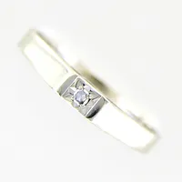 Ring med diamant 0,02ct, stl 16½, bredd 3mm, vitguld, 18K Vikt: 1,7 g
