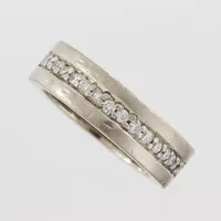 Ring matterad med diamanter ca 16x0,02ct, stl 17¼mm, bredd 6mm,  Guldsmed Rolf Nilsson Eftr. AB Kristianstad 2006,18k vitguld Vikt: 12,6 g
