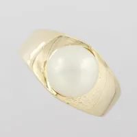 Ring med pärla Ø 8,3mm, stl 16¾mm , bredd ca 2,90 - 10 mm,RCG Ringens Centrifugal-Gjutning U Da Karlsborg 1964 , 18k Vikt: 5,2 g