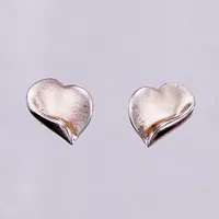 Ett par örhängen hjärtan, längd: ca 0,8cm, bredd: ca 10mm, GHA, 925/1000 silver Vikt: 2 g