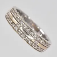Ring, diamanter 0,16ctv enligt gravyr, stl 17, bredd ca 5mm, GHA, bör omrodieras,  18K Vikt: 5,5 g