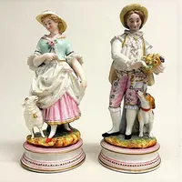 Ett par figuriner, kvinna och man, höjd 29cm, Letu & Mauger, Frankrike (1854-1893), L&M 415, handmålat biskviporslin, flertal nagg, delar saknas, lagningar     Vikt: 0 g Skickas med postpaket.